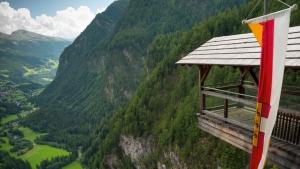 hotel-heiligenblut-nationalpark-lodge-region-alpe-adria-trail-header 2.jpg